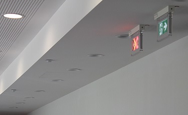 Eaton - Adaptacyjne znaki ewakuacyjne dla zwiększenia bezpieczeństwa ludzi.